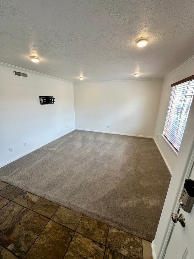 Building Photo - Spacious 3 Bd Condo Near SL College