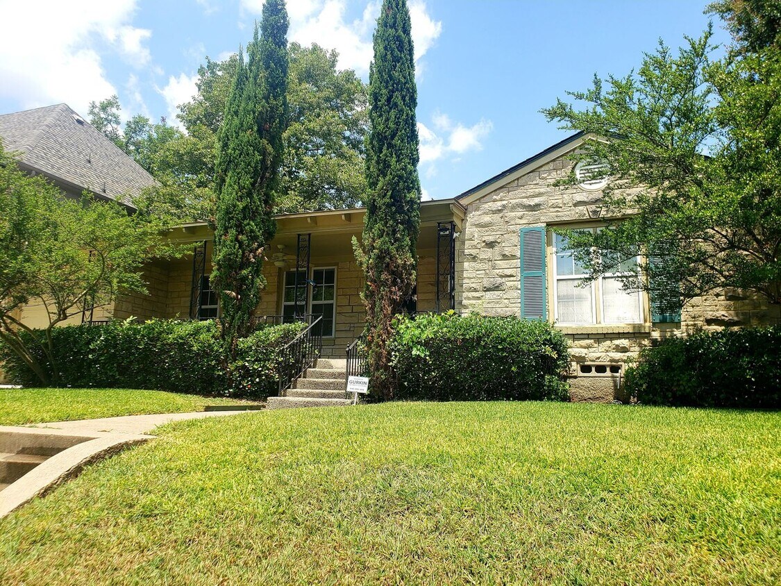 Primary Photo - 2 bedroom, 1 Bath Austin Stone Cottage in ...