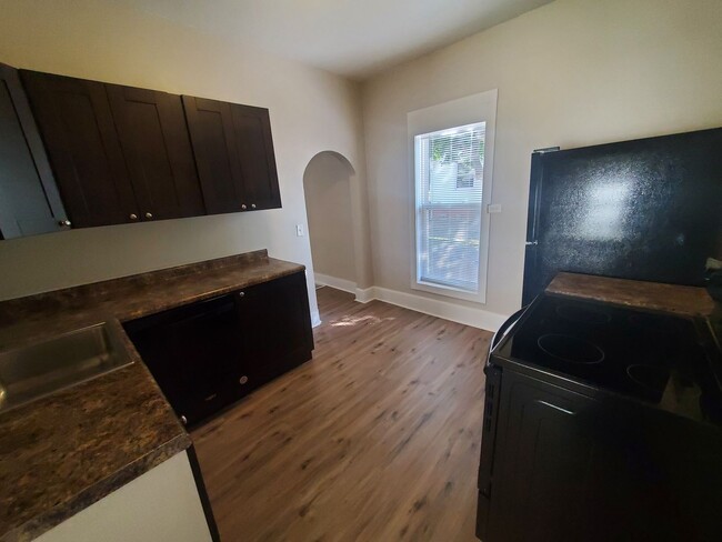 Building Photo - Pet friendly 2 bedroom, 1 bathroom home wi...