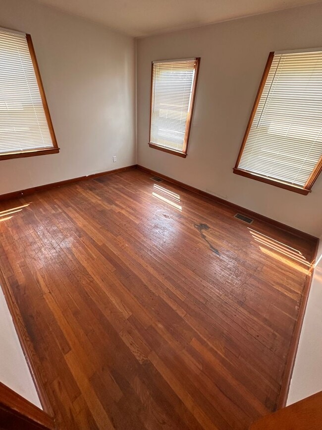 Building Photo - $950 - 3 bed 1 bath - Single Family Home