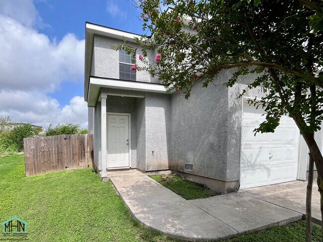 Foto del edificio - Beautiful Two Story Duplex Near Randolph AFB and FT SAM Houston!