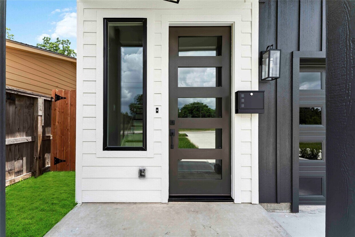 Foto principal - 9227 Ashville Dr