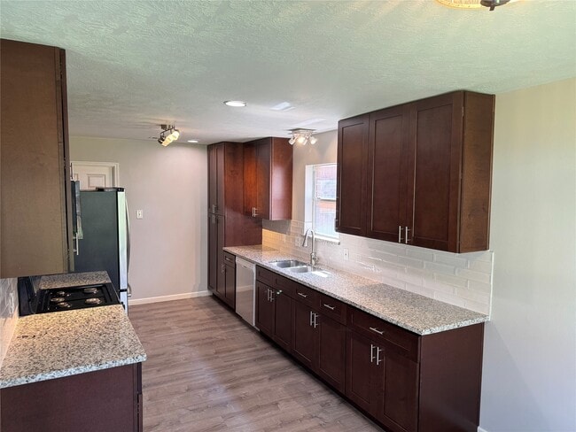 Building Photo - 16527 Rock E Dr