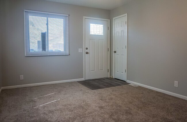 Foto del edificio - 3700/3702 N 22nd St Duplex