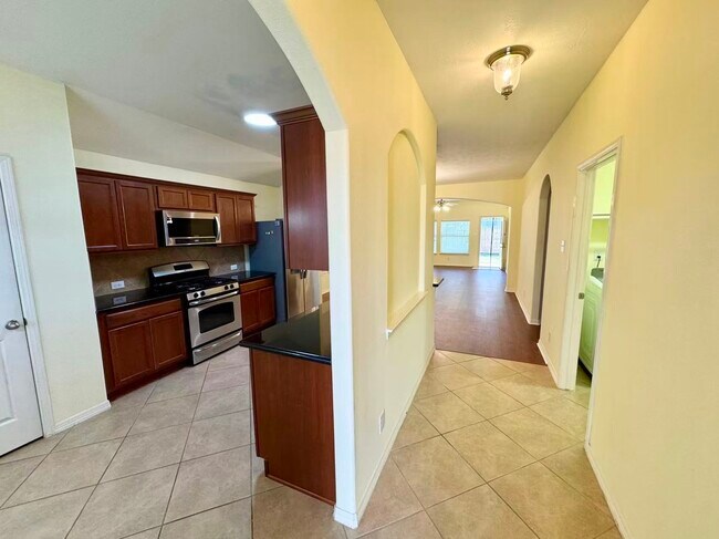 Foto del edificio - 6418 Black Bamboo Ln