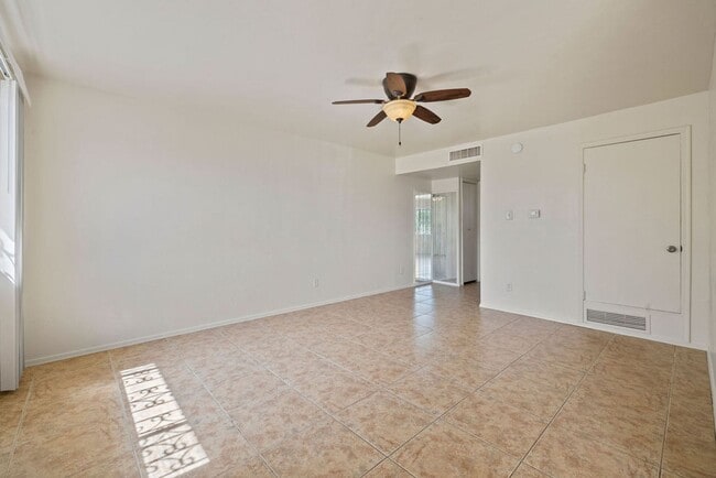 Building Photo - Delightful 1 Bedroom Duplex