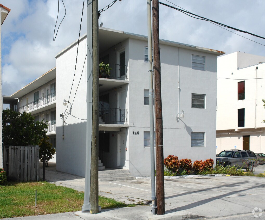Building Photo - 126 SW 18th Ave