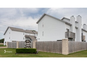 Building Photo - 2210 Conrad Dr