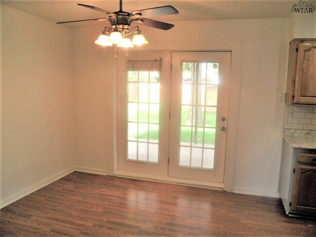 Building Photo - 5110 Parklane Dr