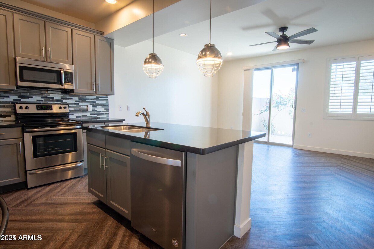 Foto principal - 1270 E Curry Rd