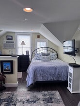 Building Photo - 658 Main St