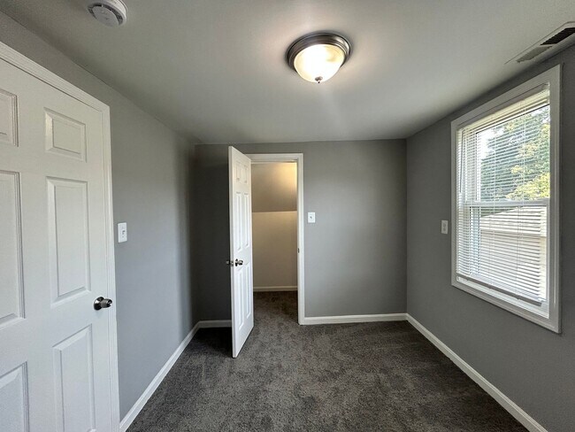 Foto del edificio - Baltimore - 4 Bedrooms and 2 baths Available!