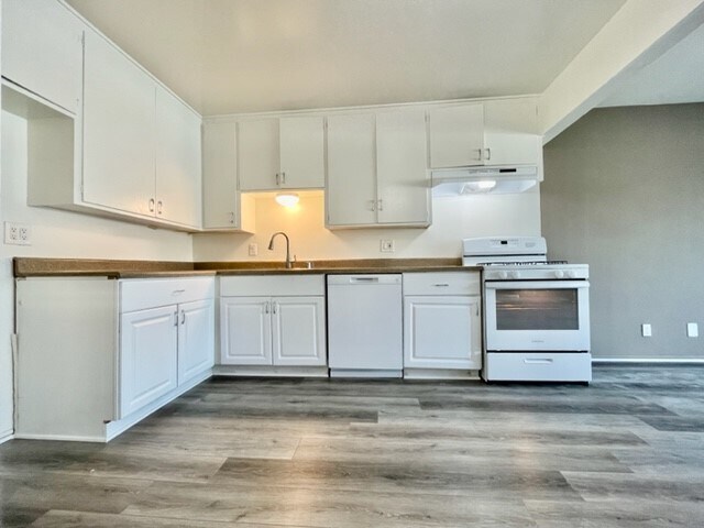 Foto del edificio - 7732 Cypress Dr