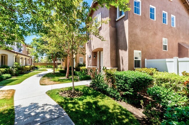 Foto del edificio - 2 Master Suites - 2 car garage - Townhome