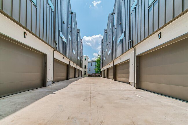 Building Photo - 6028 Lewis St