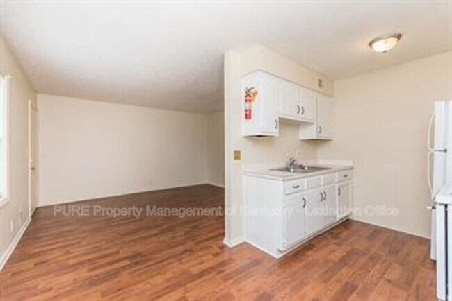 Building Photo - 241 Landings Dr