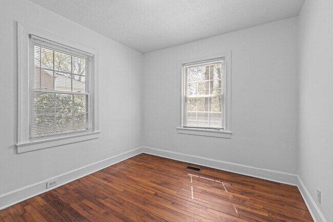 Building Photo - Available Now - Adorable 2 Bedroom propert...