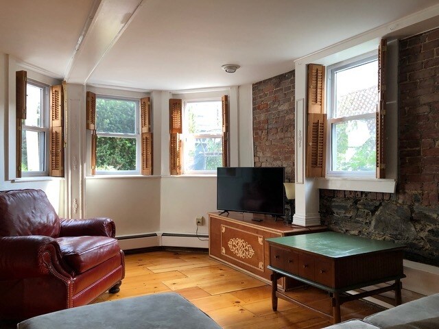 La sala de estar incluye TV inteligente. - 2 Emmons Pl