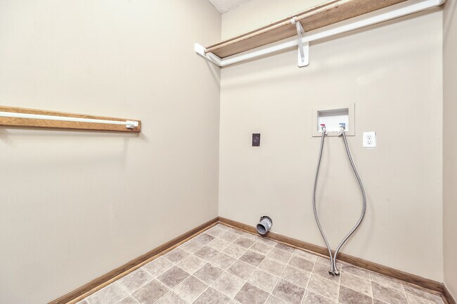 Conexiones para lavandería en el primer piso - 11220 W 61st St