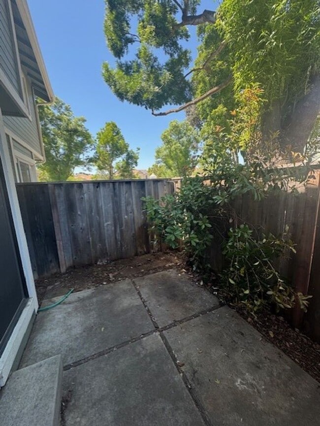 Building Photo - Super Adorable 3 Bedroom Townhouse!