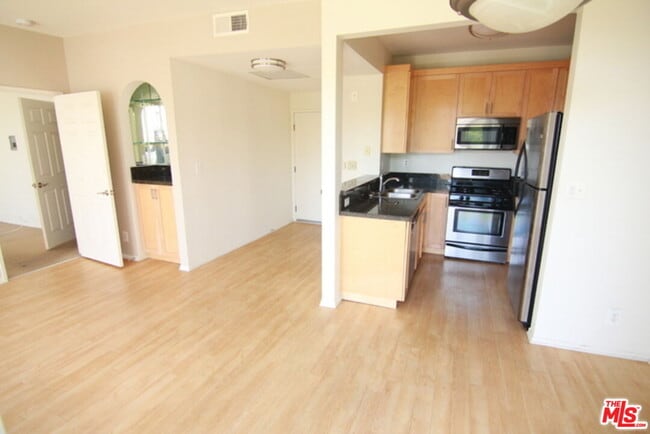 Building Photo - 884 Palm Ave