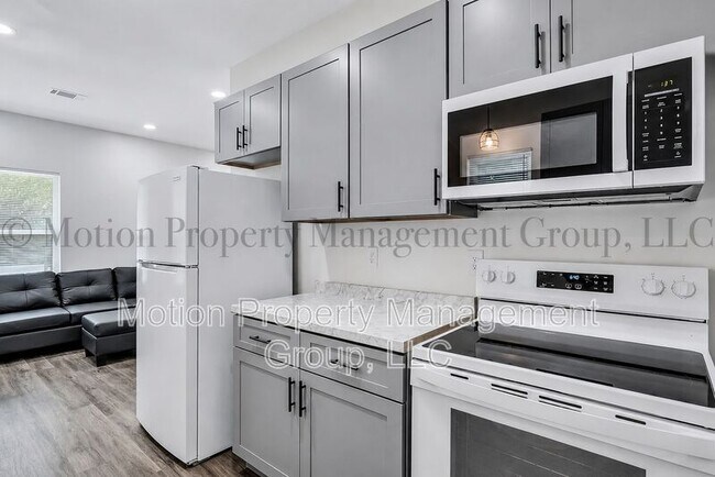Foto del edificio - 702 Carmen Ave