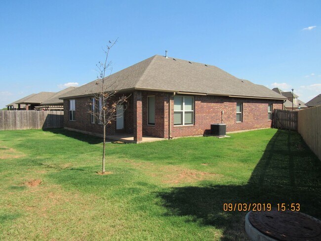 Building Photo - Beautiful home in West Hills, Lawton home ...
