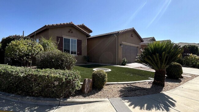 Building Photo - Gorgeous 2 Bedroom 2 Bathroom Home Located...