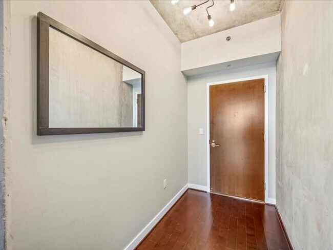 Foto del edificio - Luxury High Rise Condo Available 7/1/25
