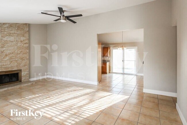 Foto del edificio - 904 Shadow Mountain Pl