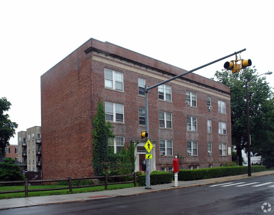 Building Photo - 208 Main St