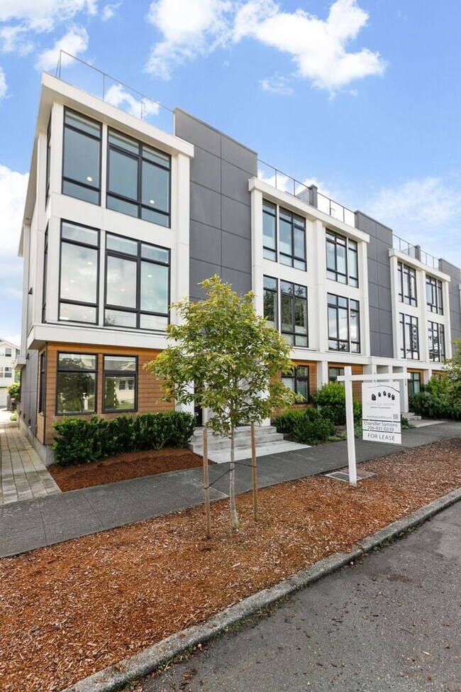 Building Photo - Stunning Built Green Alki Townhome w/ Roof...
