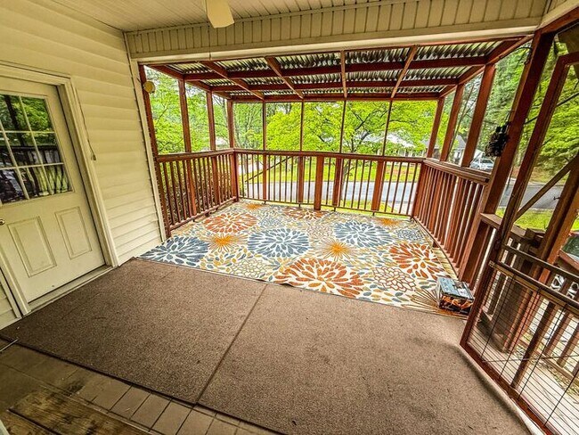 Foto del edificio - Spacious Ranch Home on Large Corner Lot Near North Hills