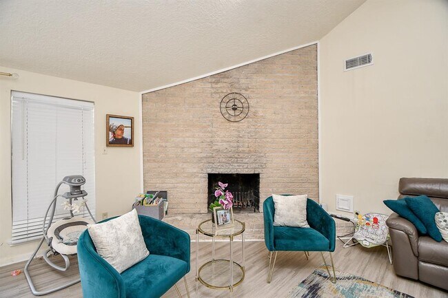 Building Photo - 7635 Hopewell Ln