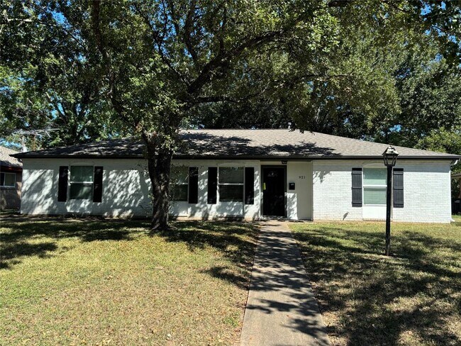 Building Photo - 921 Klare Ave