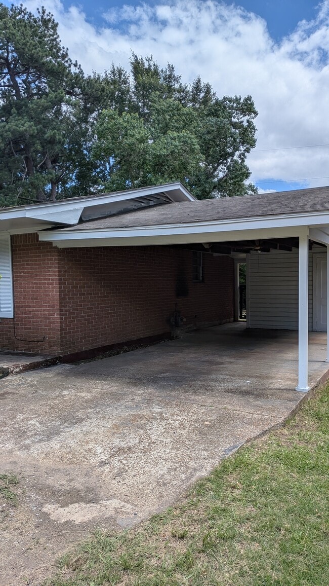 Building Photo - 711 Hillview St