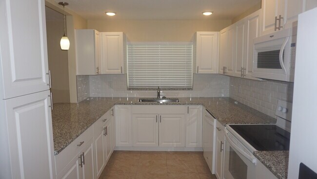Building Photo - 3 Bedrooms / 2 Bath Brandon Home