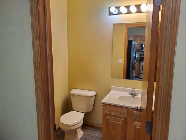 medio baño en el primer piso - 603 3rd Ave