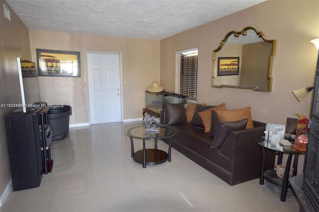 Foto del edificio - 15350 Jackson Dr