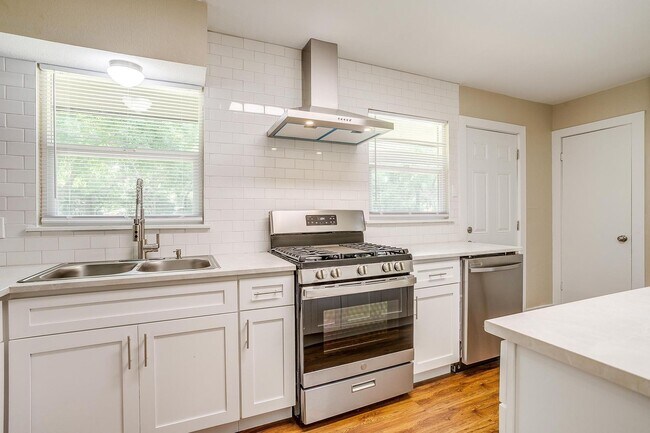Building Photo - Darling 3/1 Located in Hurst