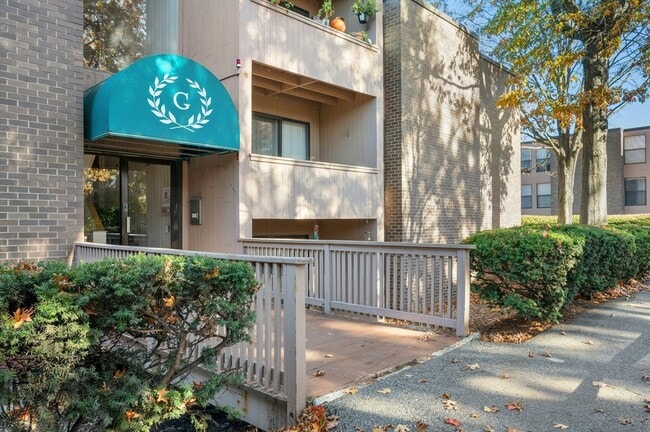 Building Photo - 10 Shrewsbury Green Dr