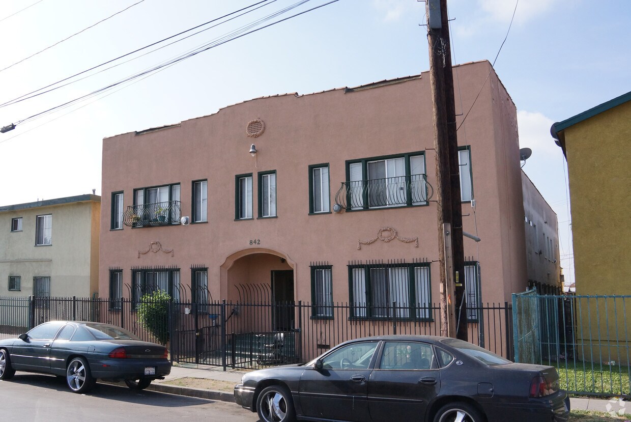 Foto del edificio - 842 W 83rd St