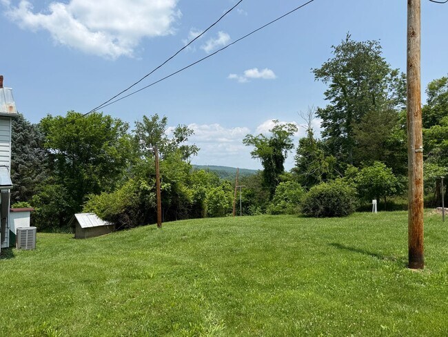 Foto del edificio - Three Bedroom Home available on Switchback...