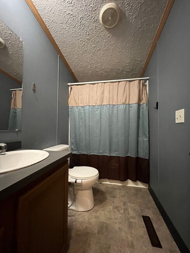 Building Photo - 3 Bedroom Home