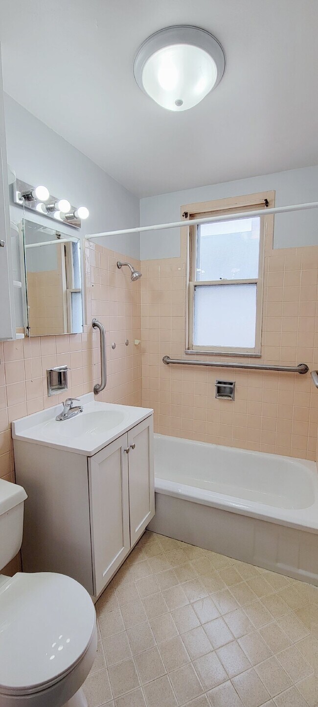 Building Photo - 1133 E North St