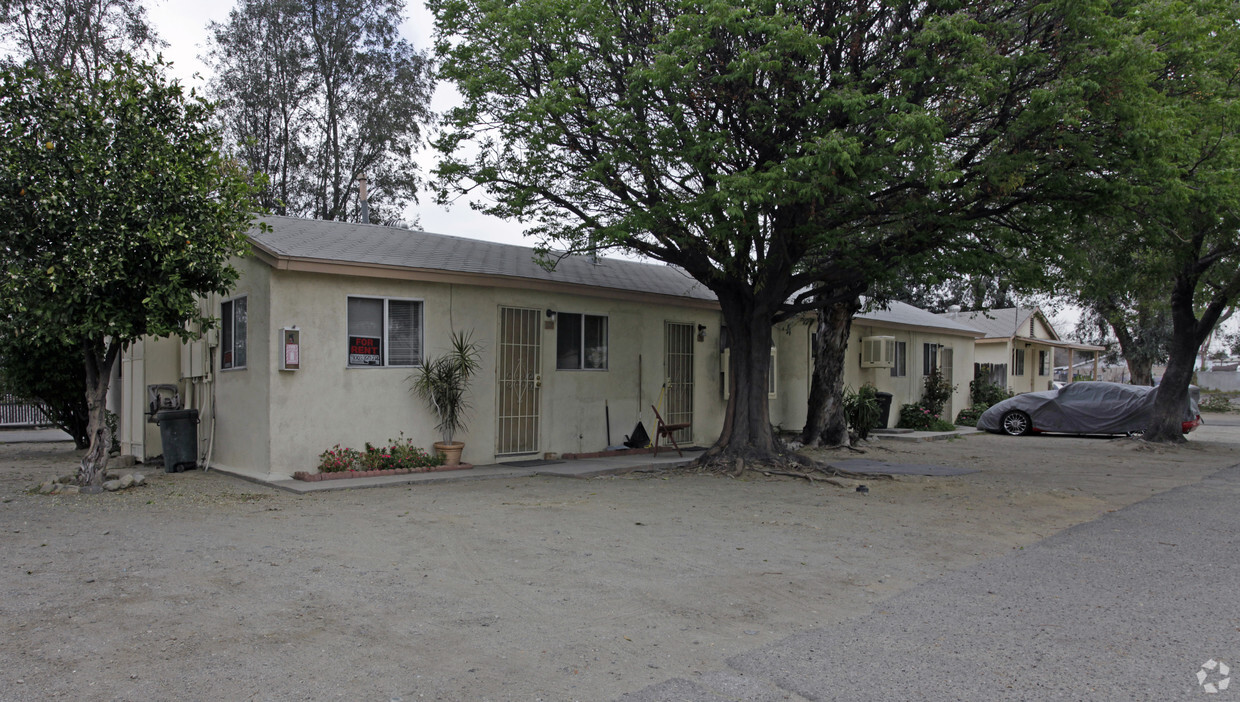 Foto principal - 10057 Cherry Ave