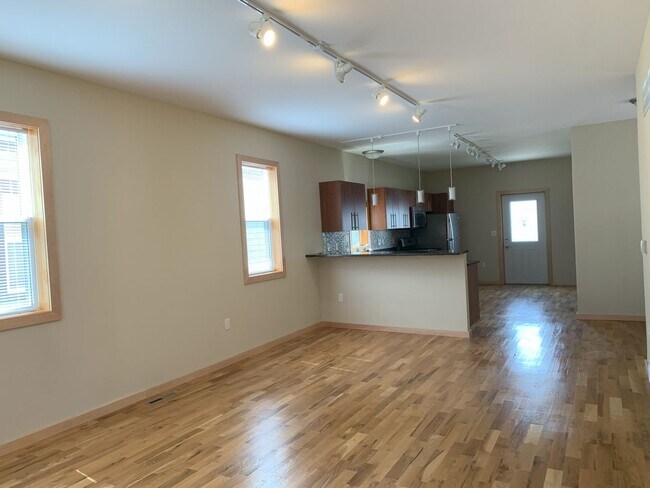 Foto del edificio - Bayview 2-bedroom loft style house, hardwood floors, AC, parking, fireplace