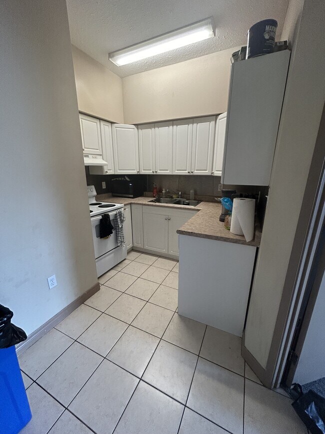 Building Photo - 251-251 Lester St