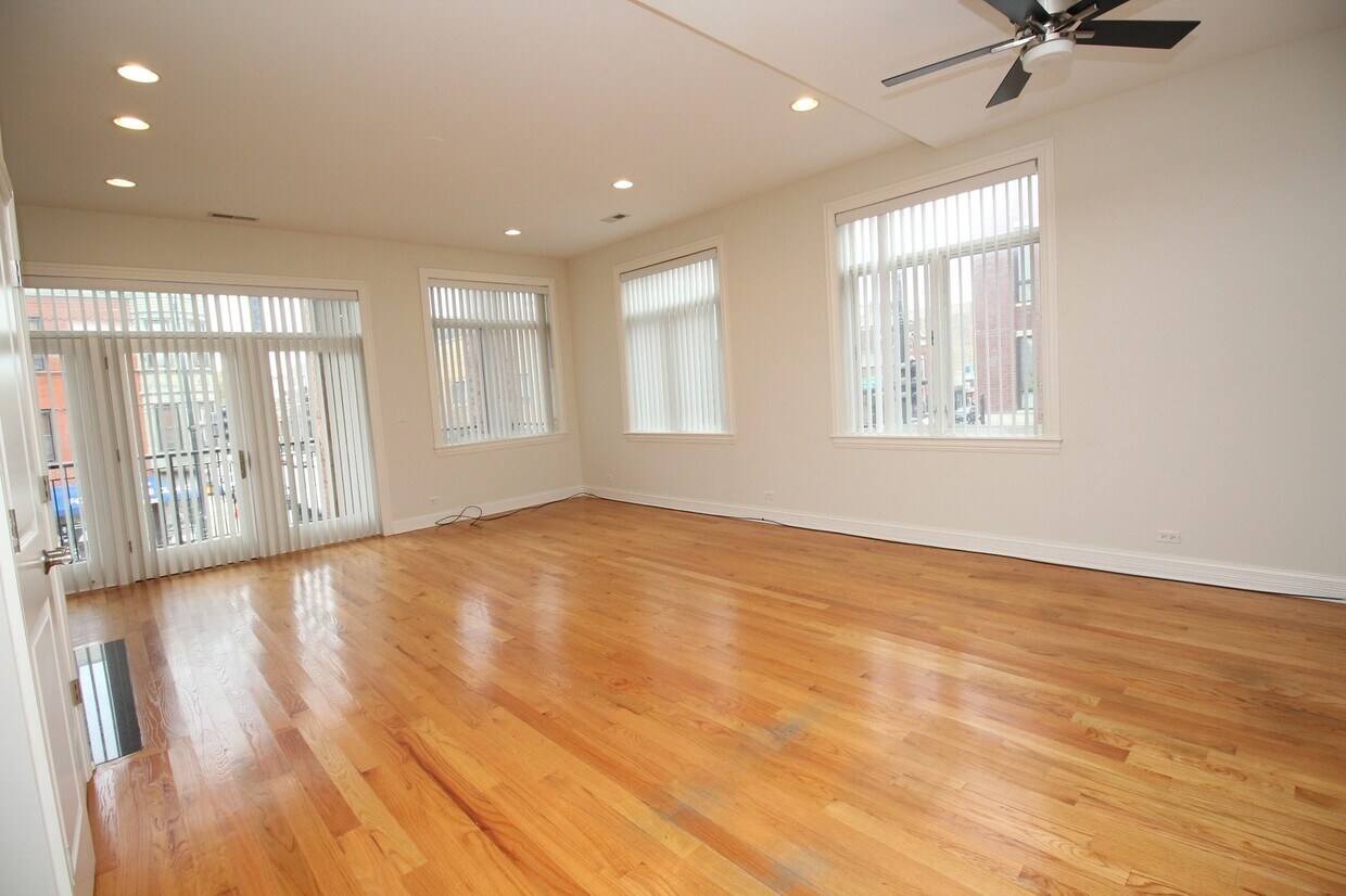 Primary Photo - 1701 W Chicago Ave