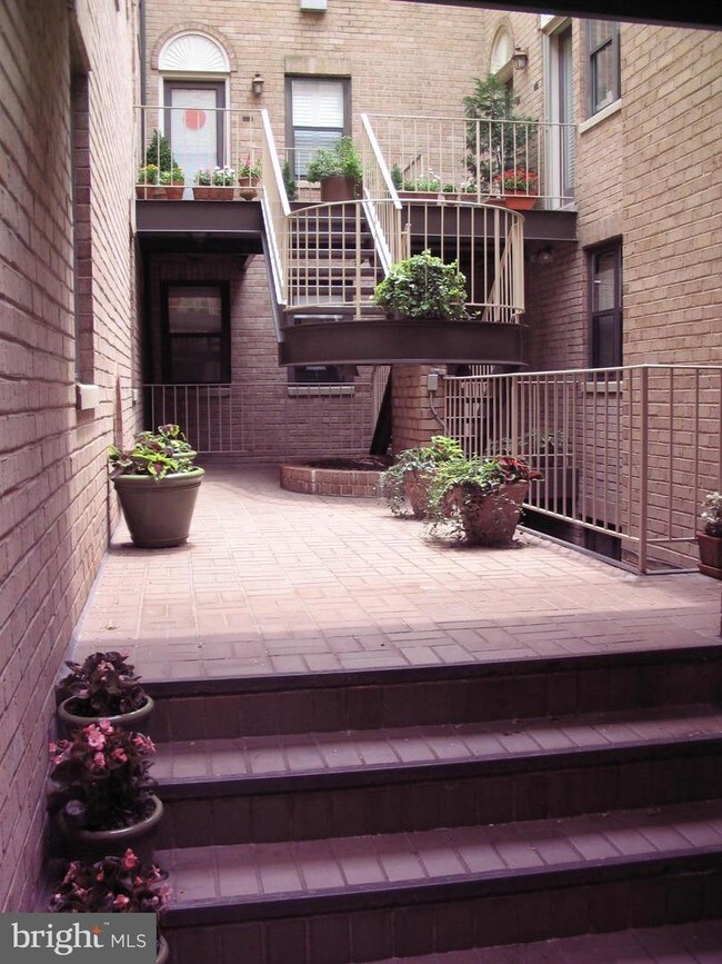 Building Photo - 1124 25th St NW
